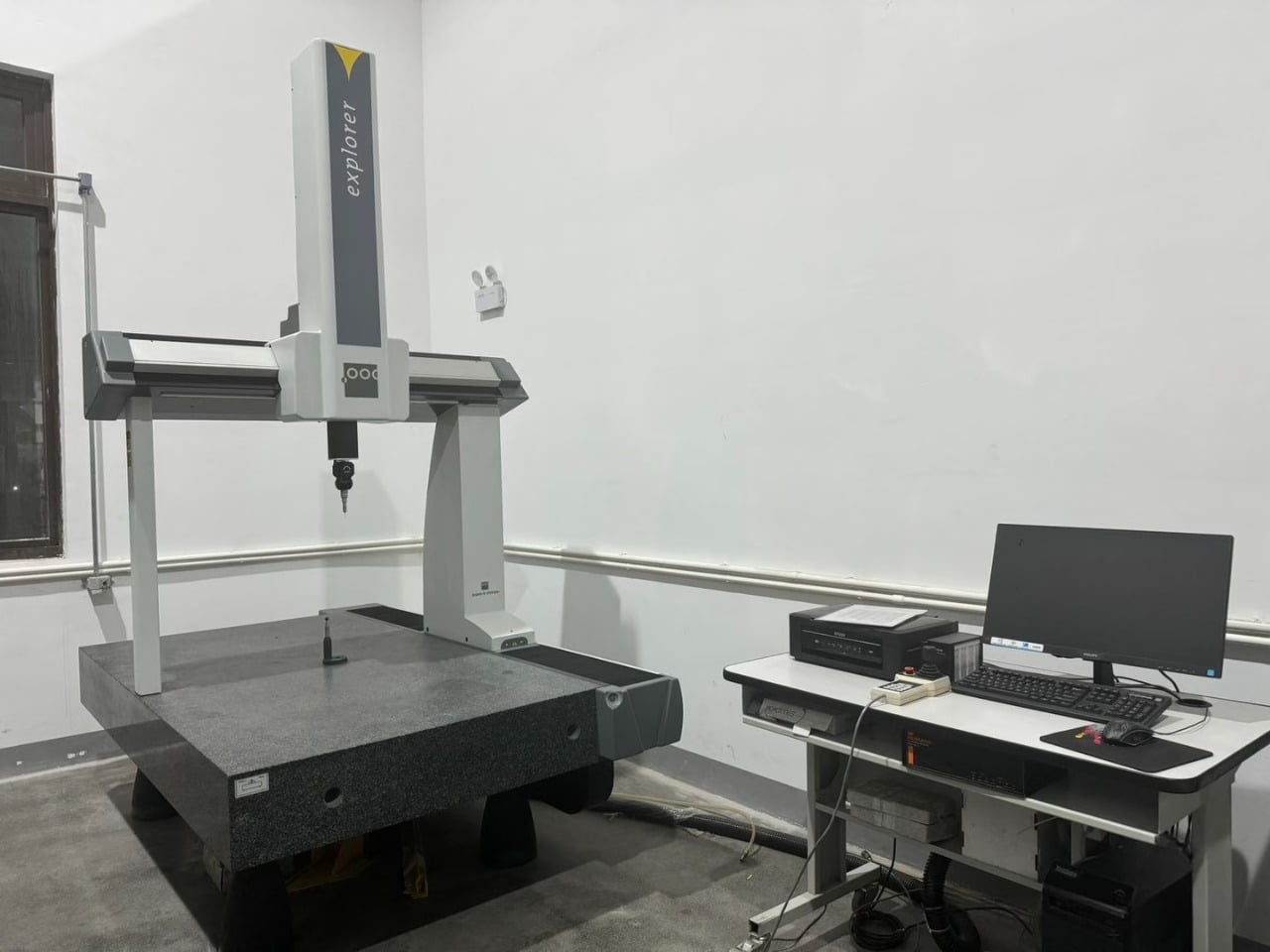 Coordinate measuring machine and computer in the NBFEIYU inspection room